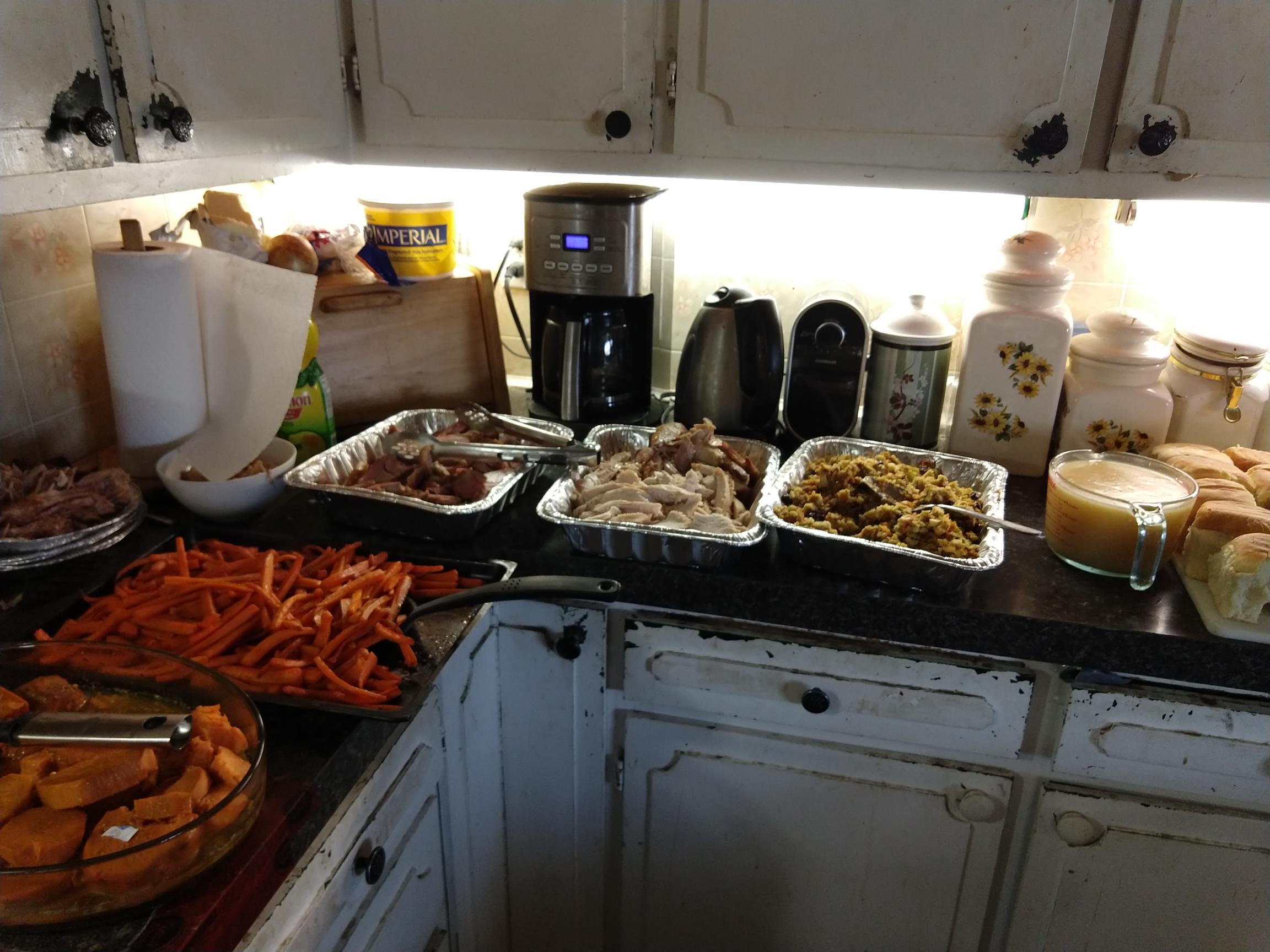 Thanksgiving-Abendessen mit Auswahl verschiedener Gerichte
