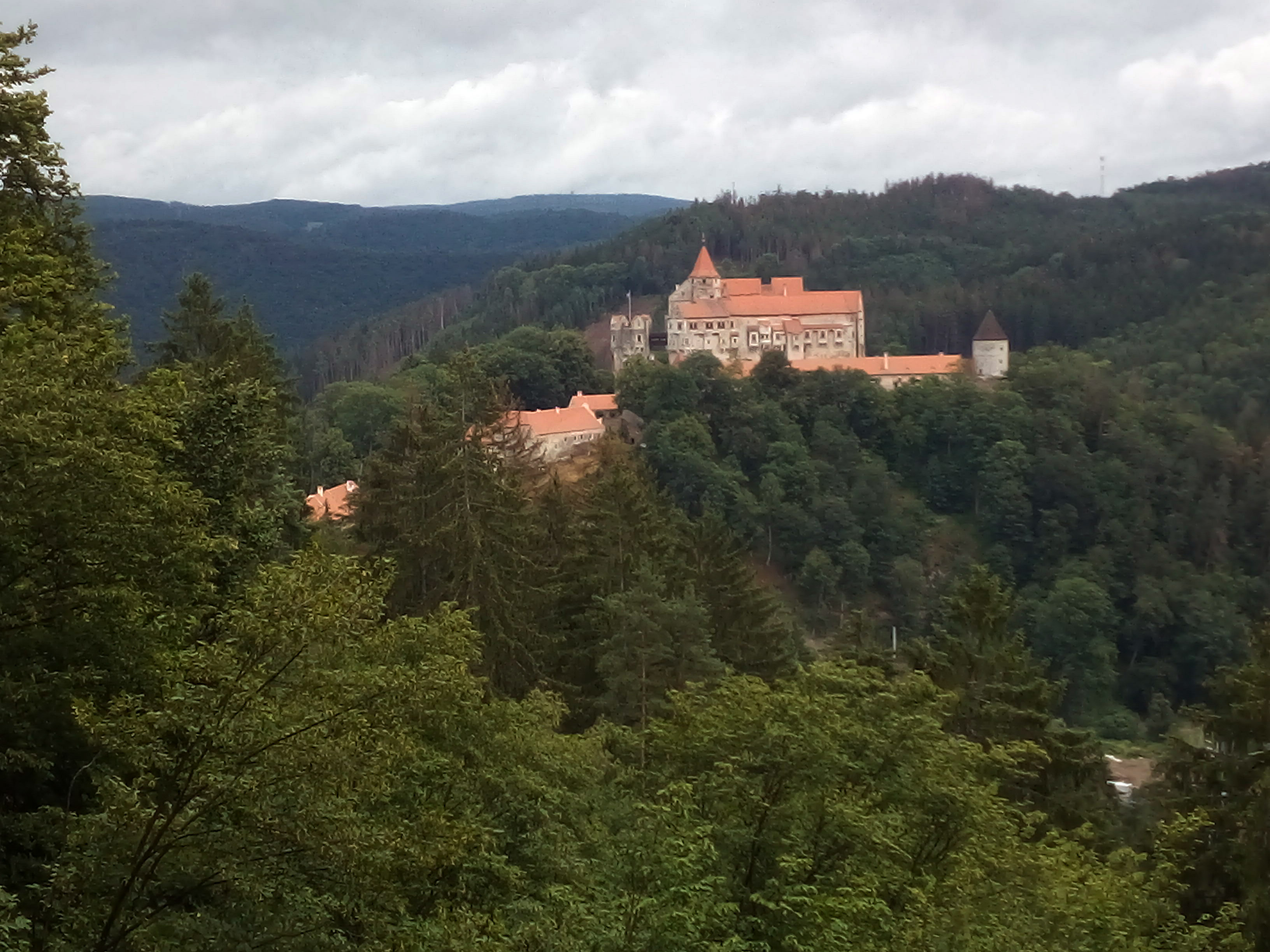 Burg Pernštejn, umgeben von Wald